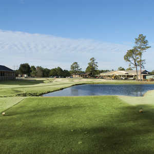 Hawk's Point GC: #18 & clubhouse